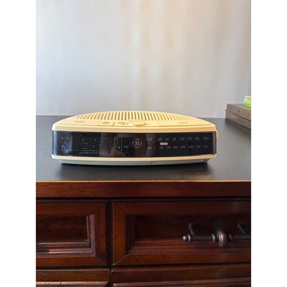GE 7-4615WHA Clock Radio AM FM Green LED Battery Back Up Almond Vintage